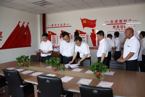 參觀三標(biāo)黨員活動(dòng)室，翻閱聯(lián)合黨支部組建相關(guān)材料2